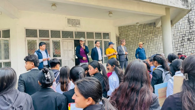May be an image of 12 people and people studying